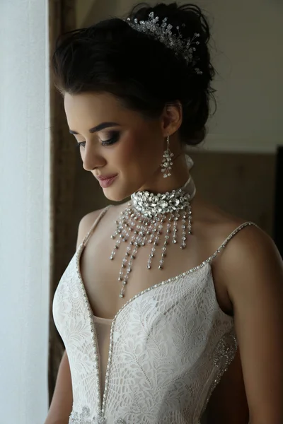 Великолепная невеста в роскошном свадебном платье — стоковое фото