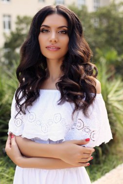 zarif beyaz elbise koyu saçlı muhteşem kadın  