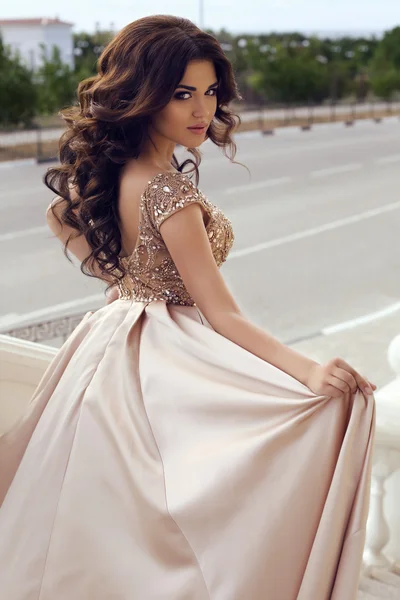 Великолепная женщина с темными волосами в роскошном элегантном платье — стоковое фото