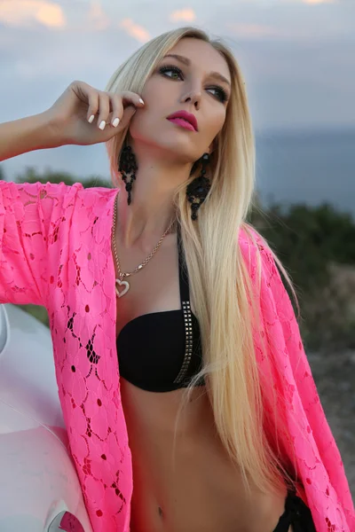 Sexy vrouw met blond haar poseren naast luxe auto — Stockfoto