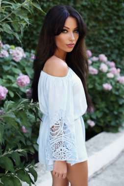 zarif elbise siyah saçlı güzel kadın 