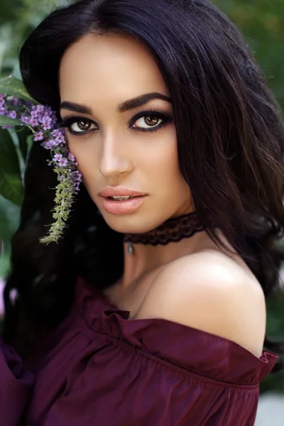 Gorgeous woman with dark hair in elegant dress — Stock Photo, Image