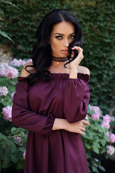 Underbara kvinna med mörkt hår i elegant klänning — Stockfoto