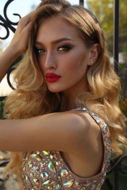 lüks elbiseli sarışın kıvırcık saçlı güzel genç kadın 