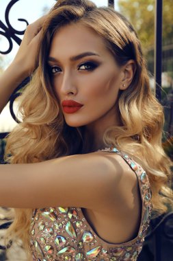 lüks elbiseli sarışın kıvırcık saçlı güzel genç kadın 