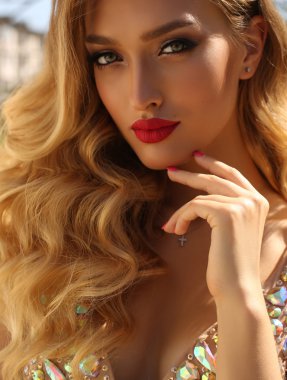 lüks elbiseli sarışın kıvırcık saçlı güzel genç kadın 