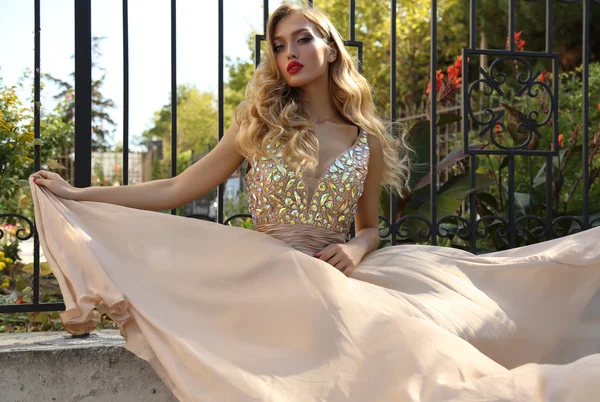 lüks elbiseli sarışın kıvırcık saçlı güzel genç kadın 