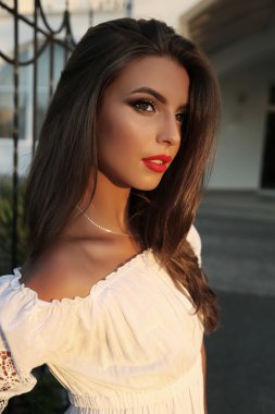 uzun siyah saçlı ve parlak makyaj ile muhteşem bir kadın  