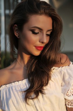 uzun siyah saçlı ve parlak makyaj ile muhteşem bir kadın  