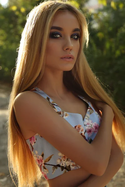 Hermosa mujer con cabello rubio y maquillaje brillante en vestido elegante — Foto de Stock