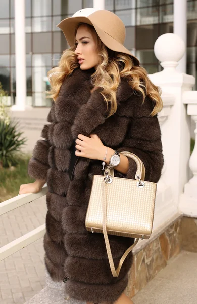 Gorgeous sensual woman with blond hair in luxurious fur coat — Stock Photo, Image