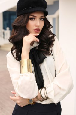 şık giysiler içinde koyu saçlı güzel şehvetli kadın  