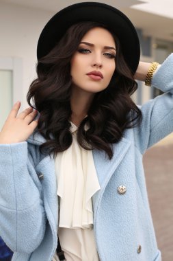şehvetli kadın zarif giysiler ve lüks ceket siyah saçlı, 