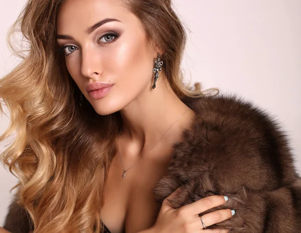 Gorgeous sensual woman with blond hair in luxurious fur coat — Stock Photo, Image