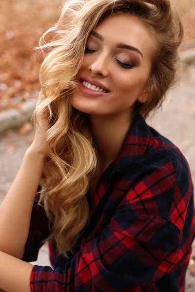 Gorgeous sensual woman with blond hair in casual clothes — Stock Photo, Image