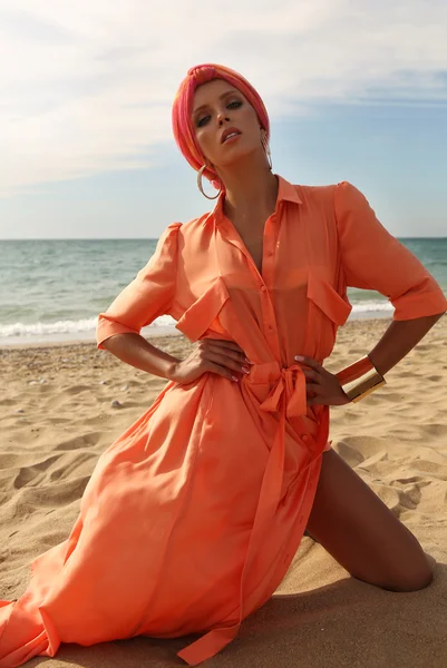 Hermosa mujer sexy en traje de lujo, posando en la playa de verano — Foto de Stock