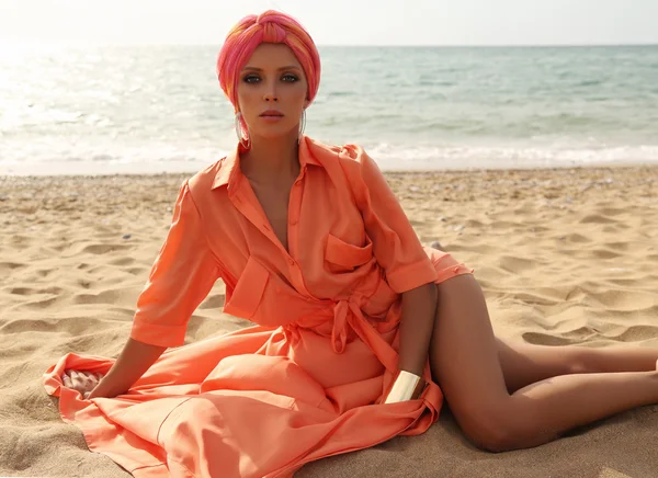 Gorgeous sexy kobieta w strój luksusowy, pozowanie na lato Plaża — Zdjęcie stockowe