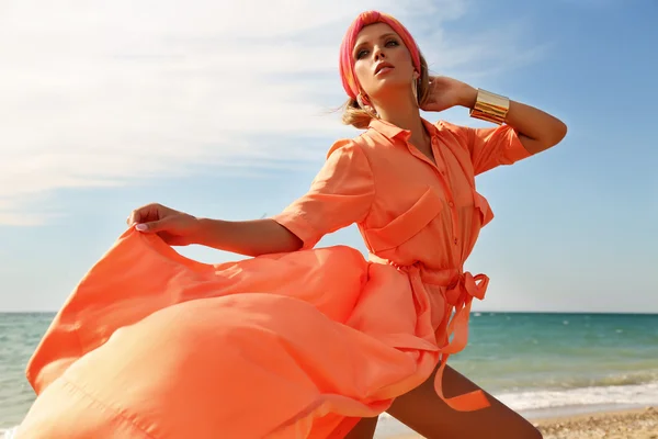 여름 해변에서 포즈 고급 스러운 복장, 화려한 섹시 한 여자 — 스톡 사진