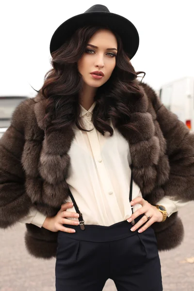 Woman with dark hair in elegant clothes and luxurious fur coat — Stock Photo, Image
