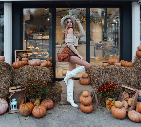 Модная Фотография Красивой Сексуальной Женщины Светлыми Волосами Элегантном Осеннем Наряде — стоковое фото