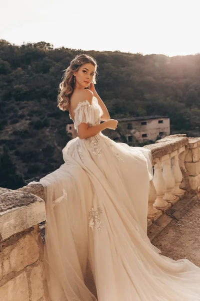 Mode Freien Der Schönen Braut Mit Blonden Haaren Luxuriösem Hochzeitskleid — Stockfoto