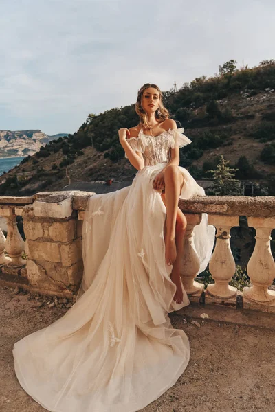 Fashion Outdoor Beautiful Bride Blond Hair Luxurious Wedding Dress Posing — Stock Photo, Image