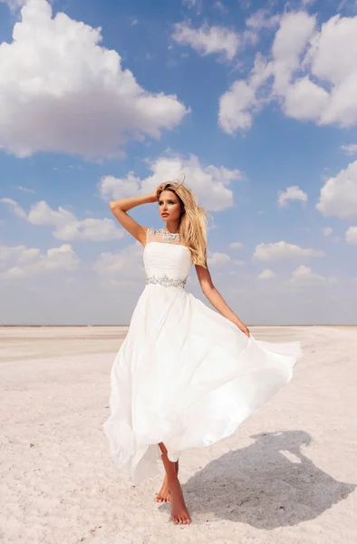 Foto Moda Aire Libre Hermosa Mujer Con Pelo Rubio Vestido — Foto de Stock