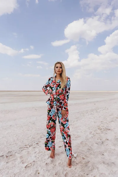 Moda Foto Livre Mulher Bonita Com Cabelo Loiro Terno Colorido — Fotografia de Stock