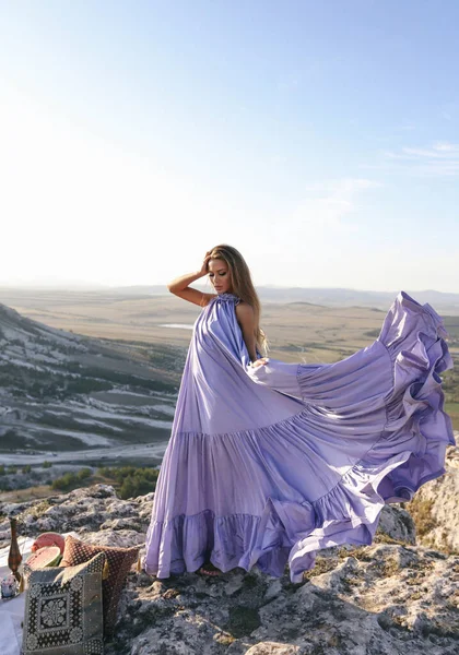 Foto Moda Aire Libre Hermosa Mujer Con Pelo Oscuro Vestido —  Fotos de Stock