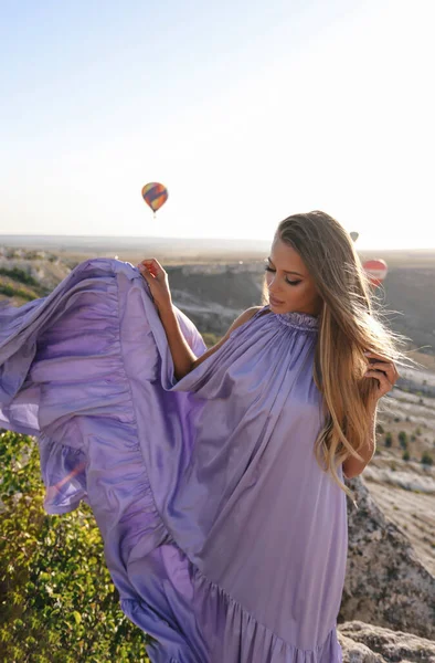 Foto Moda Aire Libre Hermosa Mujer Con Pelo Oscuro Vestido —  Fotos de Stock