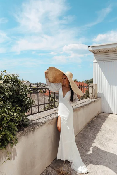 Foto Aire Libre Moda Mujer Hermosa Con Cabello Oscuro Vestido —  Fotos de Stock