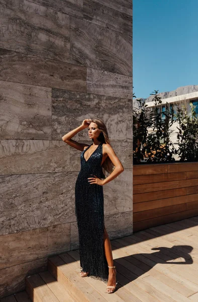 美しいセクシーな女性のファッション屋外写真ブロンドの髪のエレガントなドレスでホテルの壁の近くにポーズ — ストック写真