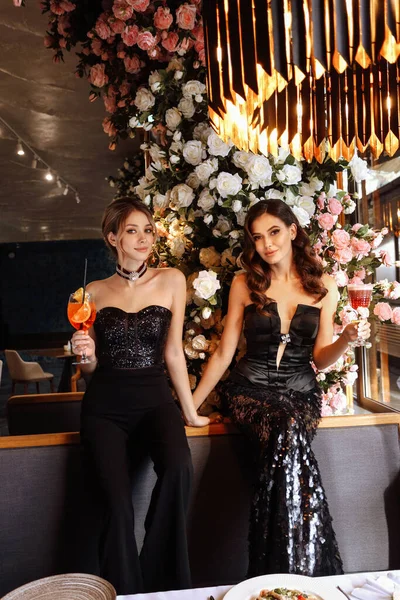 高級レストランでポーズをとっているエレガントなドレスを着た2人の美しい女性のファッションインテリア写真 — ストック写真