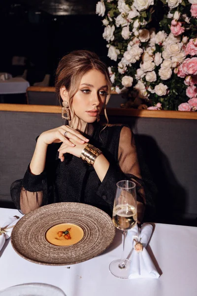 高級レストランでランチを食べながらエレガントなドレスで暗い髪の美しい女性のファッションインテリア写真 — ストック写真