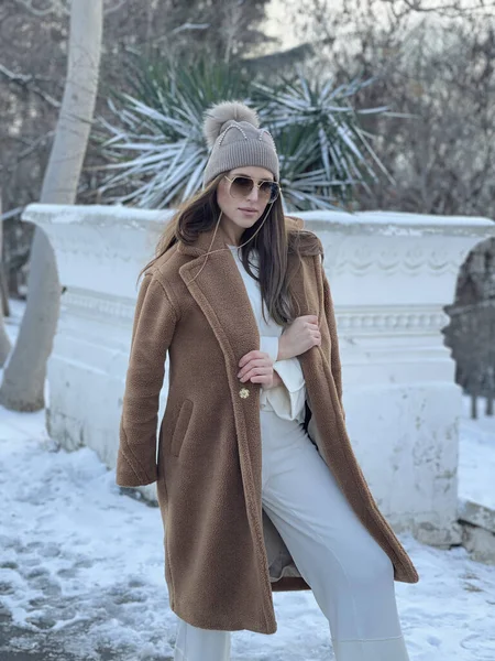 Mode Outdoor Foto Von Schönen Frau Mit Dunklen Haaren Eleganten — Stockfoto