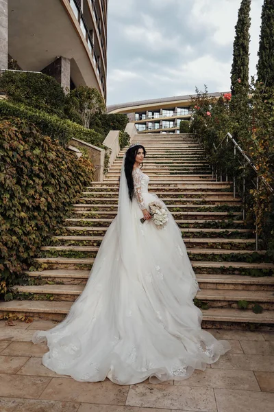 Moda Foto Livre Noiva Bonita Com Cabelo Escuro Vestido Noiva — Fotografia de Stock