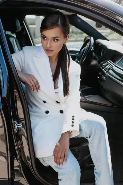 Foto Moda Mujer Hermosa Con Pelo Oscuro Traje Blanco Elegante — Foto de Stock