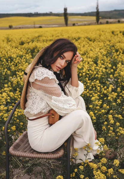 Moda Foto Livre Mulher Bonita Com Cabelo Escuro Roupas Elegantes — Fotografia de Stock