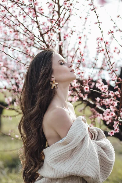 Fashion Outdoor Photo Beautiful Woman Dark Hair Elegant Dress Posing — Stock Photo, Image