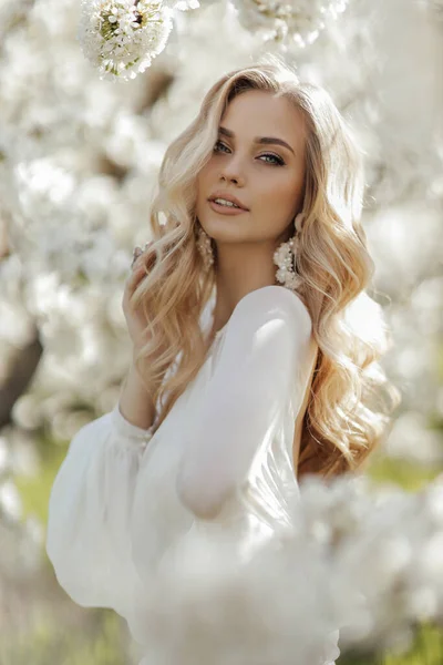 Fashion Outdoor Foto Van Mooie Vrouw Met Blond Haar Elegante — Stockfoto