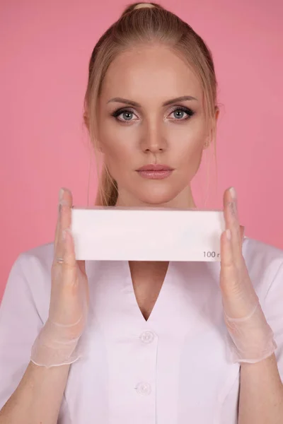 Φωτογραφία Στούντιο Μόδας Της Όμορφης Γυναίκας Cosmetologist Λευκό Ιατρική Ρόμπα — Φωτογραφία Αρχείου