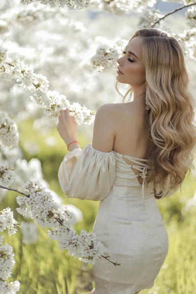 Mode Outdoor Foto Van Mooie Jonge Vrouw Met Blond Krullend — Stockfoto