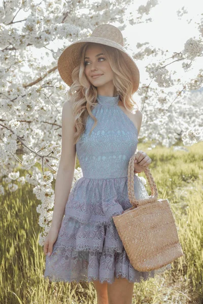 Moda Foto Livre Bela Jovem Com Cabelo Encaracolado Loiro Vestido — Fotografia de Stock