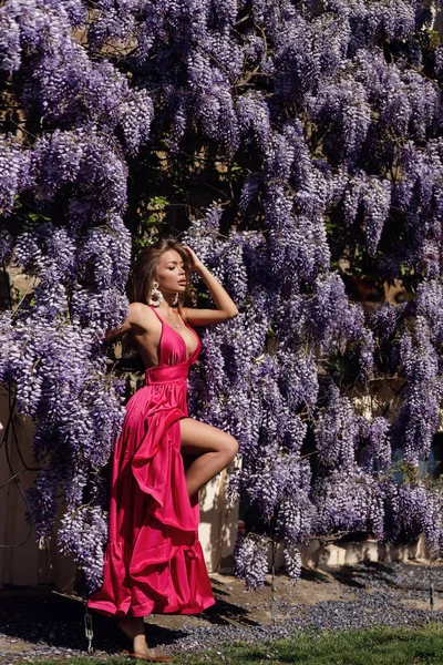 Mode Outdoor Foto Der Schönen Frau Mit Dunklen Haaren Elegantem — Stockfoto