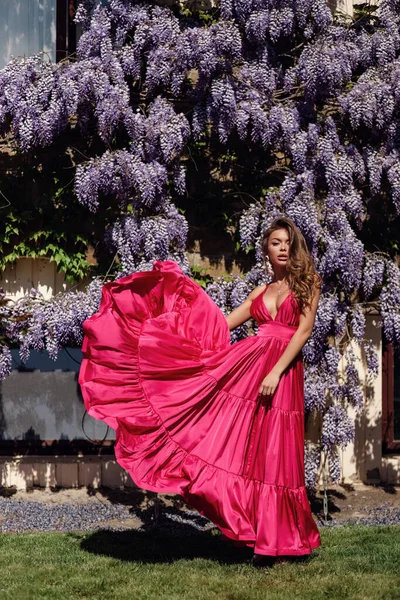 Photo Mode Plein Air Belle Femme Aux Cheveux Foncés Dans — Photo