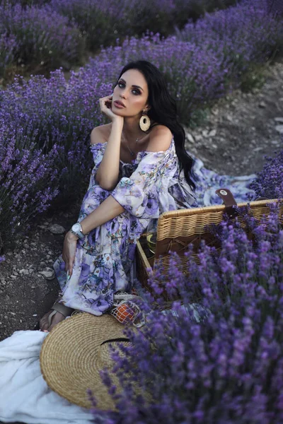エレガントなドレスやアクセサリーでブロンドの髪を持つ美しい女性のファッション屋外写真開花ラベンダー畑でピクニックを持っている — ストック写真