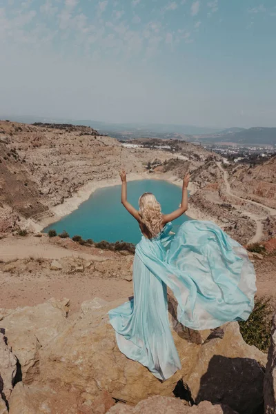 Güzel Sarı Saçlı Şık Elbiseli Göl Manzaralı Güzel Bir Kadının — Stok fotoğraf