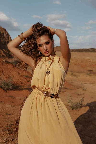 사막에서우아 의상을 차려입은 금발의 아름다운 여인의 — 스톡 사진