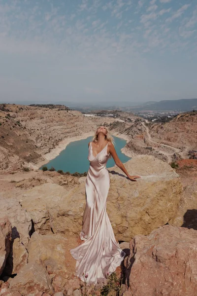 时尚的户外照片 美丽的女人 穿着雅致的衣服 站在山顶上俯瞰湖景 — 图库照片
