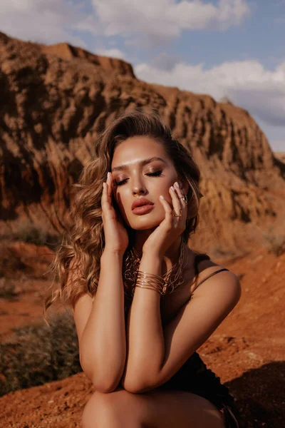 Foto Moda Aire Libre Hermosa Mujer Con Pelo Rubio Vestido — Foto de Stock